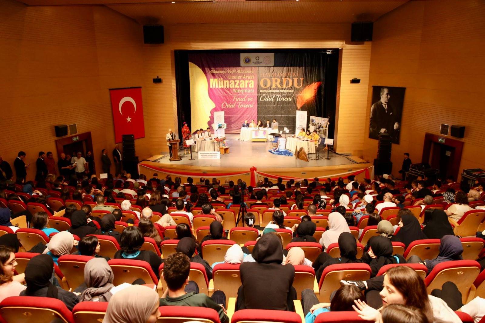 FİKRİNİ EN İYİ SAVUNAN BAYRAĞI GÖĞÜSLEDİ